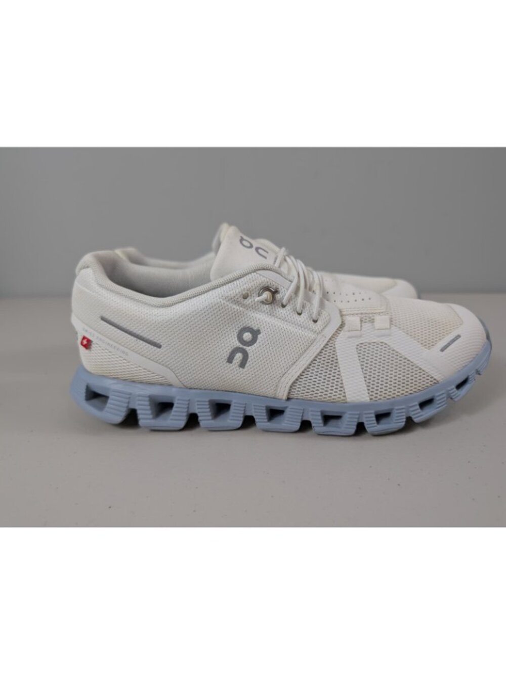 On cloud running sneakers in white/blue color women's size 9 - Picture 7 of 15